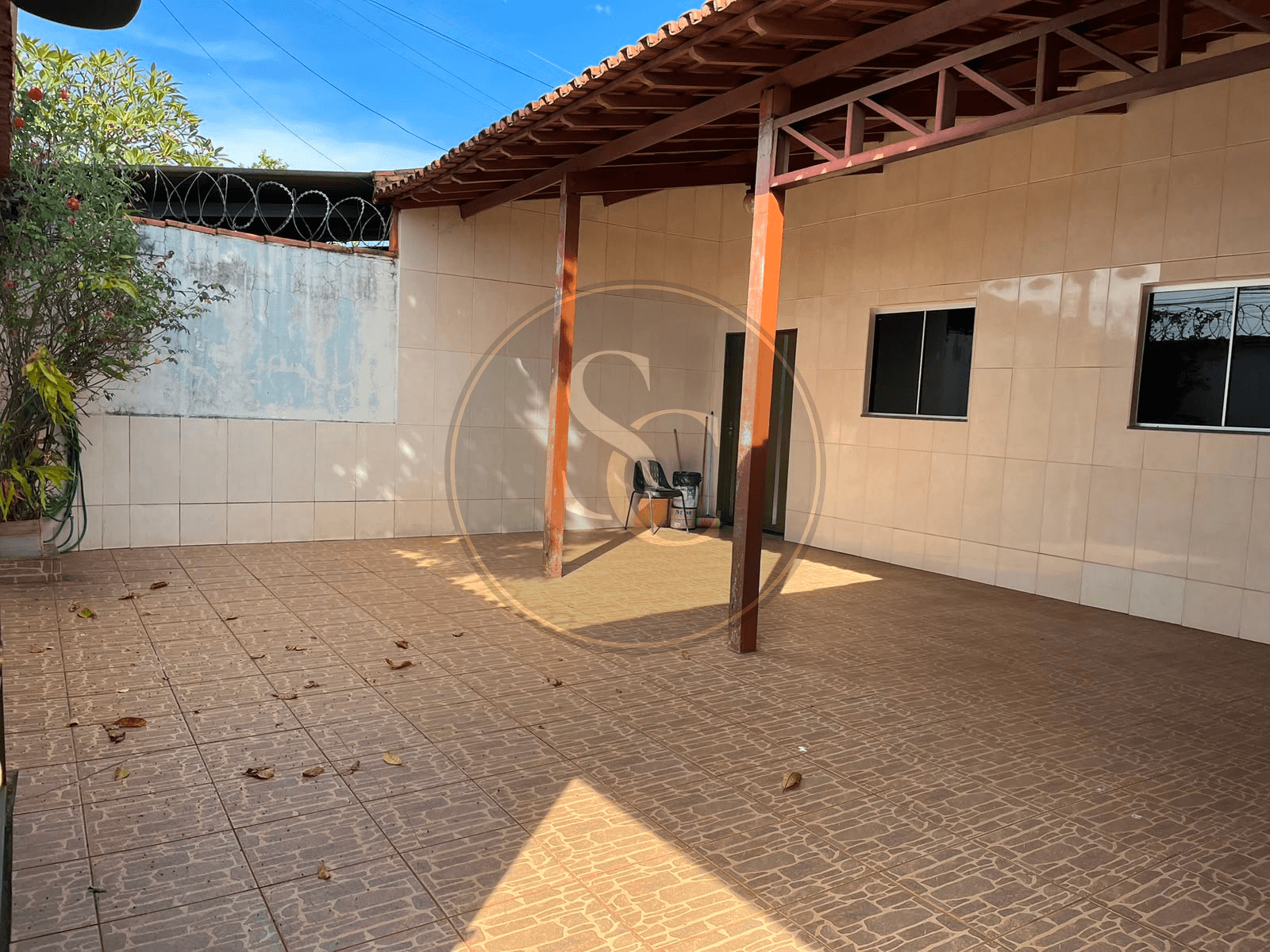 0004C - CASA 2/4 SENDO UM SUÍTE - BAIRRO GRANADA